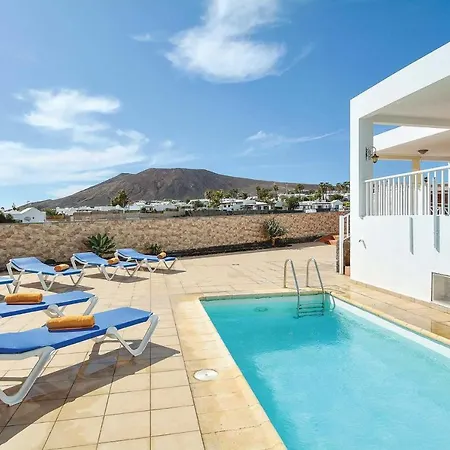 Playa Blanca Sleeps 6 Air Con Wifi Villa